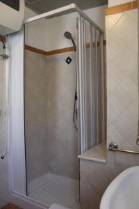 サンタレッシオ・シークロにあるMary homeのバスルーム(ガラスドア付きのシャワー付)