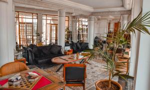 Posezení v ubytování Riad Mayfez Suites & Spa