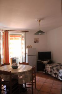salon ze stołem i łóżkiem w obiekcie Mary home w mieście SantʼAlessio Siculo