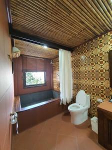 uma casa de banho com um WC e uma banheira em Vạn Cổ Homestay em HÆ°ng YÃªn