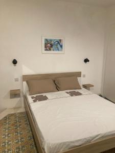 a bedroom with a large bed in a room at Valletta Collection - Floriana Maisonette in Il-Furjana +8 photos