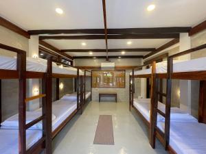 ein Zimmer mit einem Haufen Etagenbetten in der Unterkunft Dahun Villas Siargao in General Luna