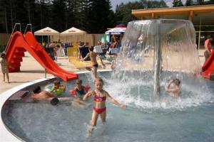 a group of children playing in a water park at Penzión Antónia in Habovka