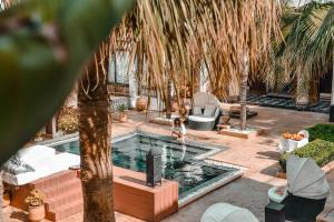 Bazén v ubytování Riad Mayfez Suites & Spa nebo v jeho okolí