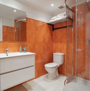 La salle de bains est pourvue d'une douche et de toilettes. dans l'établissement ATeRIAN EUROMAR I, à Zarautz