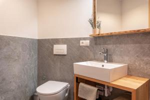 A bathroom at Aschnerhof Holzherz