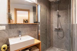 A bathroom at Aschnerhof Holzherz
