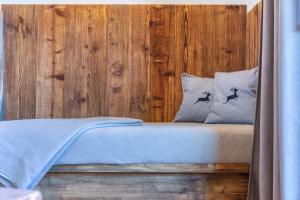 A bed or beds in a room at Aschnerhof Holzherz