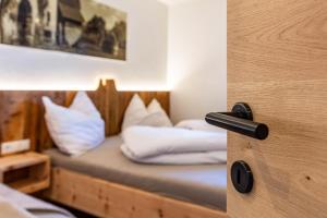 A bed or beds in a room at Aschnerhof Holzherz