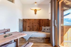 A bed or beds in a room at Aschnerhof Holzherz