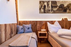 A bed or beds in a room at Aschnerhof Holzherz