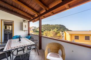 balcón con mesa, sillas y vistas en Casa Lamarmora, en Nebida