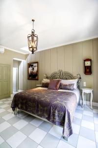 Tempat tidur dalam kamar di The Gatehouse - Stylish and unique luxury pool villa, great location!