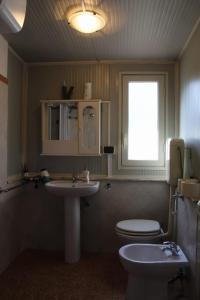 サンタレッシオ・シークロにあるMary homeのバスルーム(洗面台、トイレ付)、窓が備わります。