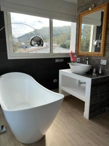 布多尼的住宿－Maison27，一间带两个盥洗盆的浴室和一个大窗户