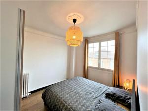 a bedroom with a bed and a large window at SUPERBE APPARTEMENT 2 PIECES A 200 METRES GARE in Melun