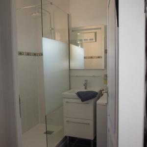 La salle de bains est pourvue d'un lavabo et d'une douche. dans l'établissement Appartement les Balcons d'Azur, à Vernègues
