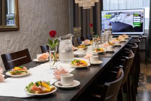 uma mesa longa com pratos de comida em Hotel Amado em Pori