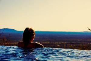 奧馬魯魯的住宿－TimBila Safari Lodge，女性在热水浴缸中欣赏美景