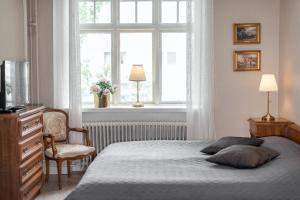 a bedroom with a bed and a window at Vandrarhemmet Vindarnas Hus in Örnsköldsvik