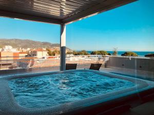 d'un bain à remous sur un balcon avec vue sur l'océan. dans l'établissement Corallo Wellness Hotel, à Diano Marina