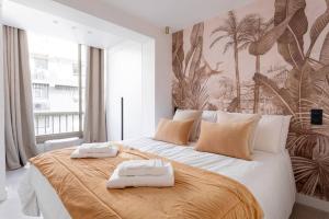 Postel nebo postele na pokoji v ubytování Magnifique Appartement 5* - Parking - Terrasse - 3 Mins De La Croisette - Palais Royal