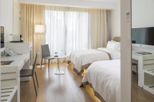 Letto o letti in una camera di O Monot Boutique Hotel Beirut