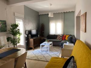Posezení v ubytování Oasis Luxury detached House in Thessaloniki with Hydromassage