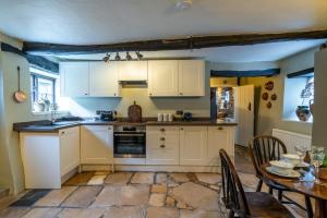 Køkken eller tekøkken på Charming Historic Cotswold Cottage in Central Winchcombe