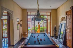 Biliár nebo kulečník v ubytování Riad Mayfez Suites & Spa
