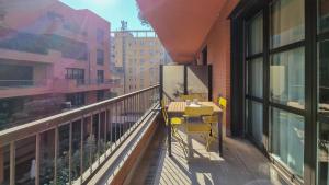 uma varanda com uma mesa e cadeiras. em Italianway - Zuretti 32 em Milão