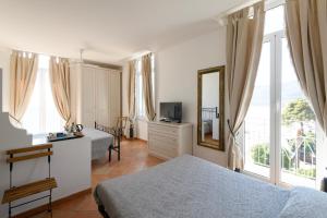 1 Schlafzimmer mit 2 Betten und einem Spiegel in der Unterkunft Hotel Miramare in Spotorno