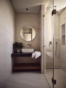 Koupelna v ubytování Anthis Luxury Villas - A Haven of Serene Modern Elegance, by ZanteWize