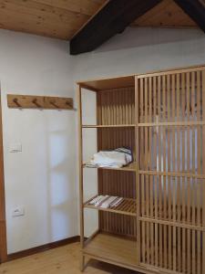 a book shelf in a room with a bed at Mansarda Meditazione e Yoga in Ossana