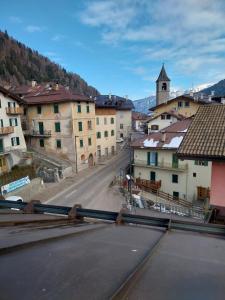 a view of a street in a town with buildings at Mansarda Meditazione e Yoga in Ossana