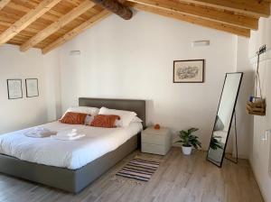 A bed or beds in a room at Residenza Giulio Romano