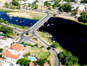 una vista aérea de un puente sobre un río en Hotel El Condado en Villa Carlos Paz