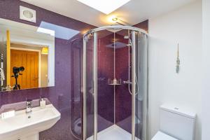 Phòng tắm tại Lord Galloway 31 with Hot Tub +29 ảnh