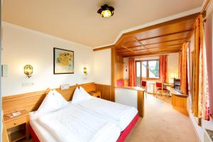 pokój z łóżkiem i jadalnią w obiekcie Hotel St. Virgil Salzburg w mieście Salzburg