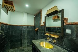 Kamar mandi di Hotel Ganesh Himal