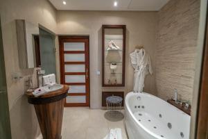 Koupelna v ubytování Riad Mayfez Suites & Spa