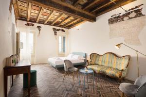A seating area at Residenza Giulio Romano