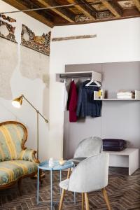 A seating area at Residenza Giulio Romano