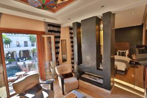 Posezení v ubytování Riad Mayfez Suites & Spa