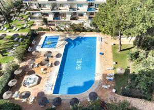 einen Blick über den Pool in einem Resort in der Unterkunft Skol 131 - Studio at Skol Building in Marbella centre with sea views. in Marbella