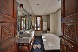 Koupelna v ubytování Riad Mayfez Suites & Spa