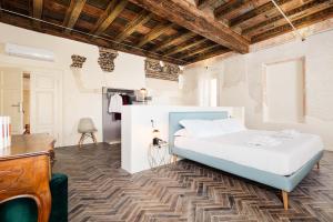 A bed or beds in a room at Residenza Giulio Romano