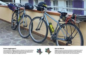2 biciclette sono parcheggiate accanto a un edificio di Casa Maja i Colombi - Goelba a Marciana