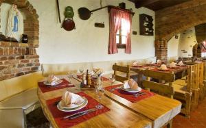 Reštaurácia alebo iné gastronomické zariadenie v ubytovaní Guest House Kozjak