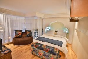 Postel nebo postele na pokoji v ubytování Riad Mayfez Suites & Spa
